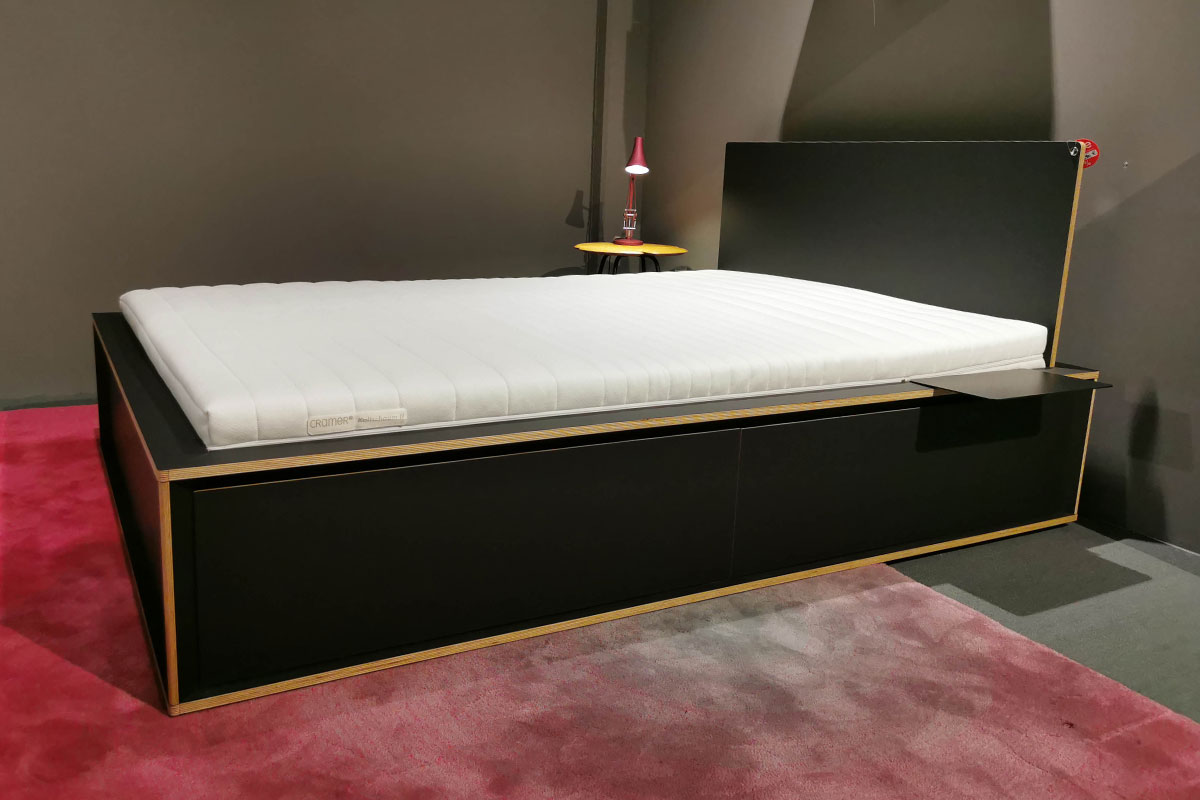 Bett Spaze inkl. Nachttischablage Spaze Add-On Table von Mller Mbelwerksttten